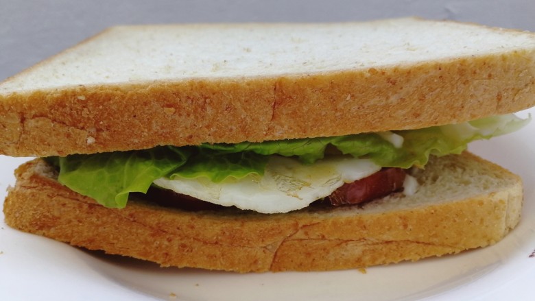芝士火腿三明治,盖上另一片面包片。