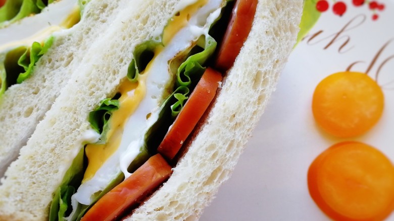 芝士火腿三明治,煎蛋的温度让芝士慢慢融化。