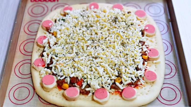 黑椒牛肉披萨,方形的大披萨同样按顺序依次做完。