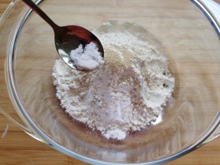 紫薯玫瑰花馒头,加入白糖促进发酵。