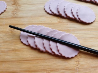 紫薯玫瑰花馒头,用筷子在中间压上一道压痕。
