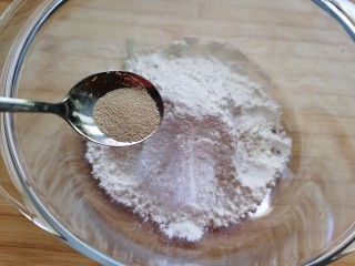 紫薯玫瑰花馒头,面粉中加入酵母。