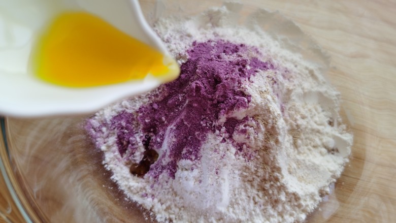紫薯玫瑰花馒头,加入玉米油。
