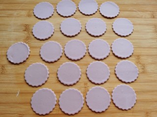 紫薯玫瑰花馒头,另外一种方法就是先把面团切成大小合适的小剂子，然后像擀饺子皮一样擀成小圆片。只是不如用模具压的速度快。