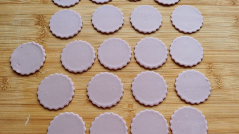 紫薯玫瑰花馒头,另外一种方法就是先把面团切成大小合适的小剂子，然后像擀饺子皮一样擀成小圆片。只是不如用模具压的速度快。