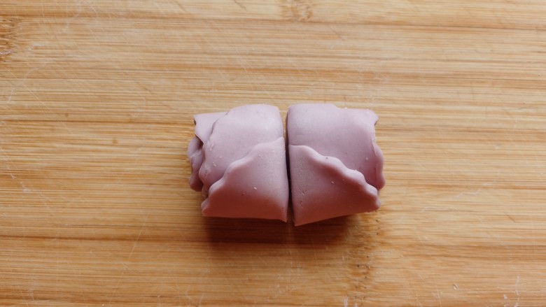 紫薯玫瑰花馒头,在筷子的压痕处用刀对半切开。