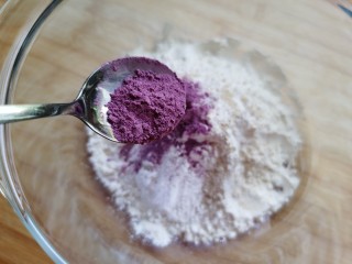 紫薯玫瑰花馒头,加入紫薯粉。紫薯粉的用量根据个人喜欢的颜色深浅来添加，没有紫薯粉，用新鲜的紫薯蒸熟后打成泥使用也一样。