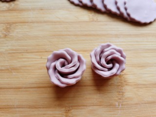 紫薯玫瑰花馒头,一刀切出了两朵玫瑰花。