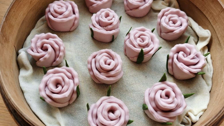 紫薯玫瑰花馒头,做好的玫瑰花放入蒸笼盖上盖子醒发，当玫瑰花醒发至1.5倍大，手掂重量变轻，用手轻轻按压后能慢慢回弹，就可以上锅蒸制。