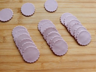 紫薯玫瑰花馒头,压好的圆片像这样六个一组叠放在一起。