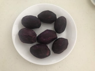 紫薯玫瑰花馒头,紫薯蒸熟了
