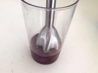 紫薯玫瑰花馒头,把紫薯放入料理机中，加入50ml纯牛奶打成细腻的紫薯泥
