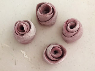 紫薯玫瑰花馒头,然后切从中间切成2段，玫瑰花馒头生坯就做好了