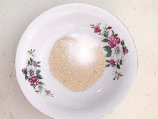 紫薯玫瑰花馒头,酵母放入大碗里，加入白砂糖