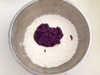 紫薯玫瑰花馒头,把紫薯泥放入面粉中，加入牛奶酵母水，边倒边搅拌