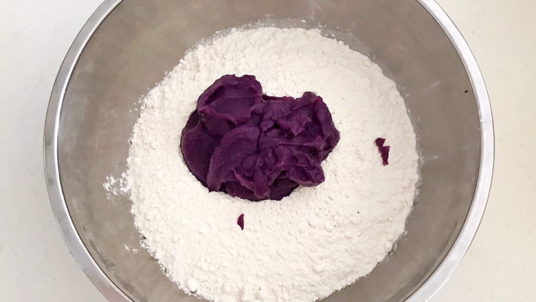 紫薯玫瑰花馒头,把紫薯泥放入面粉中，加入牛奶酵母水，边倒边搅拌