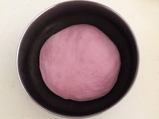 紫薯玫瑰花馒头,揉成光滑的面团，盖上保鲜膜，饧发至一倍大