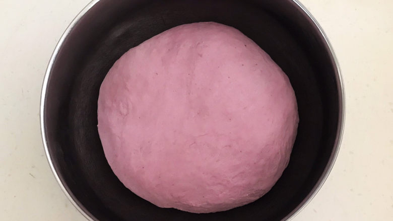 紫薯玫瑰花馒头,揉成光滑的面团，盖上保鲜膜，饧发至一倍大