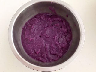 紫薯玫瑰花馒头,紫薯泥盛出来备用