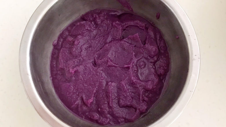 紫薯玫瑰花馒头,紫薯泥盛出来备用