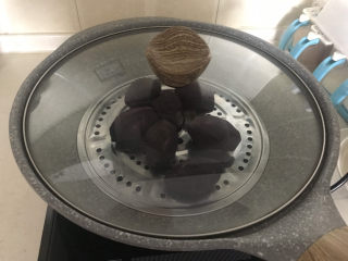 紫薯玫瑰花馒头,紫薯清洗干净后放入蒸锅，水开后蒸20分钟