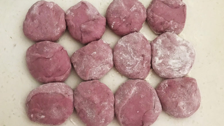 紫薯玫瑰花馒头,把面团分成12个小面坯