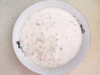 紫薯玫瑰花馒头,加入纯牛奶，搅拌均匀后静止5分钟