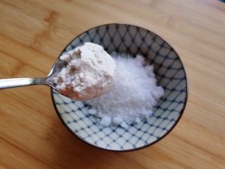 糖火烧,小碗里加入白糖，再加入一勺面粉。