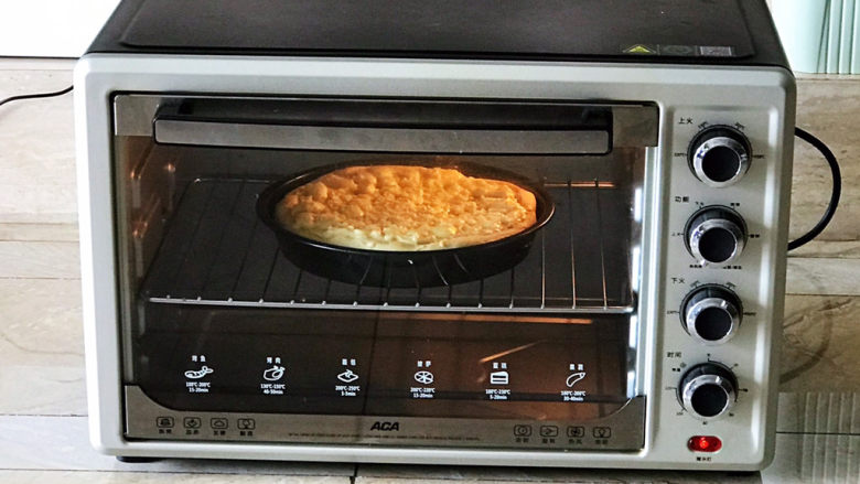 芝士榴莲披萨,烤箱提前预热好，加入披萨盘，上下火200W，烤15分钟