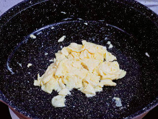 黑椒鸡胸肉厚蛋三明治,蛋液开始凝固就不断推动，没有明显的液体