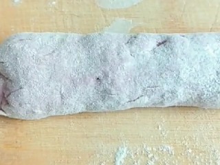 紫薯玫瑰花馒头,在次揉均匀做剂子。