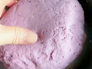 紫薯玫瑰花馒头,合成面团。