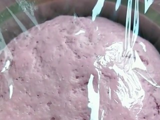 紫薯玫瑰花馒头,封上保鲜膜发酵。