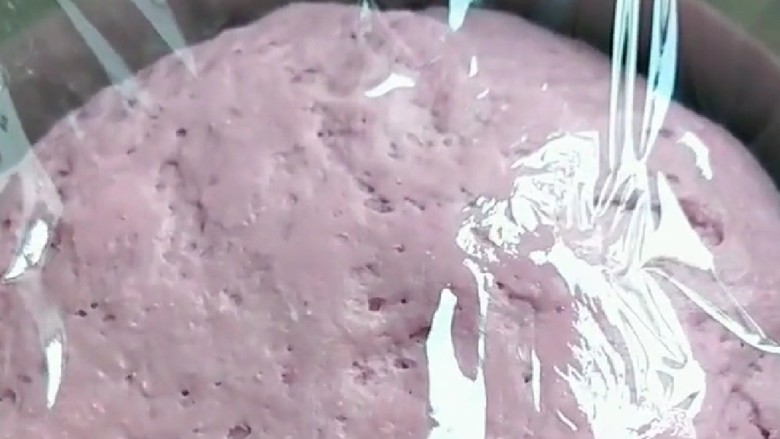 紫薯玫瑰花馒头,封上保鲜膜发酵。