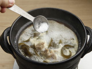 山药海带排骨汤,煲好的汤中撒入适量盐调味。