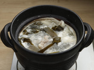 山药海带排骨汤,煮开后小火继续煲煮30-40分钟。