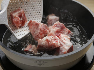山药海带排骨汤,大火煮沸后将猪排骨放入飞水，再次煮开后即可捞出。