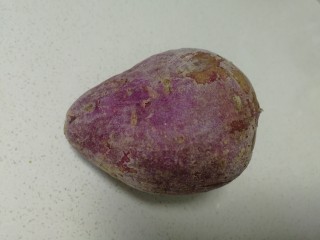 紫薯玫瑰花馒头,准备一个大一点的紫薯。