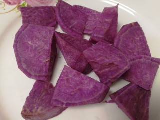 紫薯玫瑰花馒头,取70g打皮，切小块。