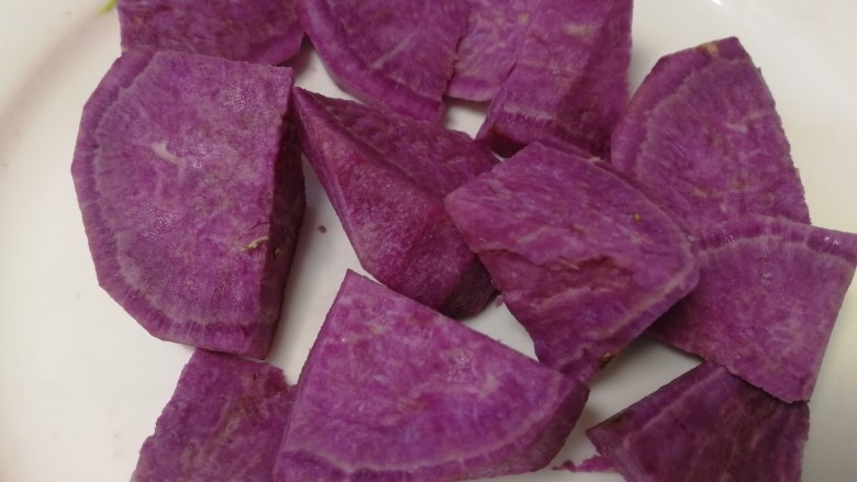 紫薯玫瑰花馒头,取70g打皮，切小块。
