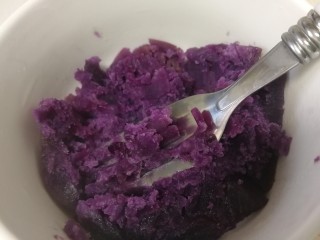紫薯玫瑰花馒头,隔水上锅蒸10分钟，趁热用叉子压碎，这个紫薯很甜，就不放糖了。