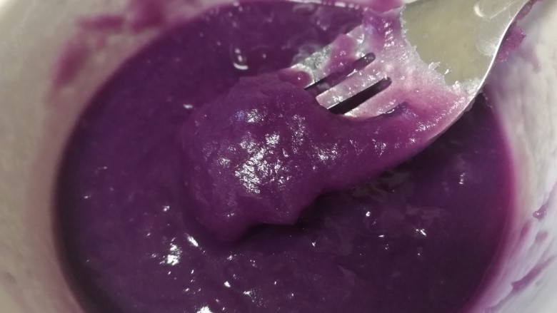 紫薯玫瑰花馒头,加入75g水，搅拌均匀成泥状。
