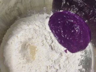 紫薯玫瑰花馒头,放入3g酵母，紫薯泥，1g盐。