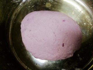 紫薯玫瑰花馒头,揉成稍微硬一点的面团。