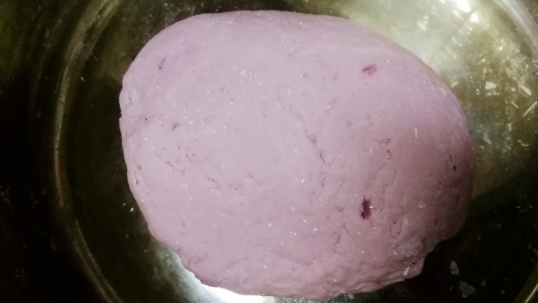 紫薯玫瑰花馒头,揉成稍微硬一点的面团。