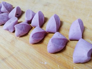 紫薯玫瑰花馒头,切成等份面剂。（比饺子面剂大一点）