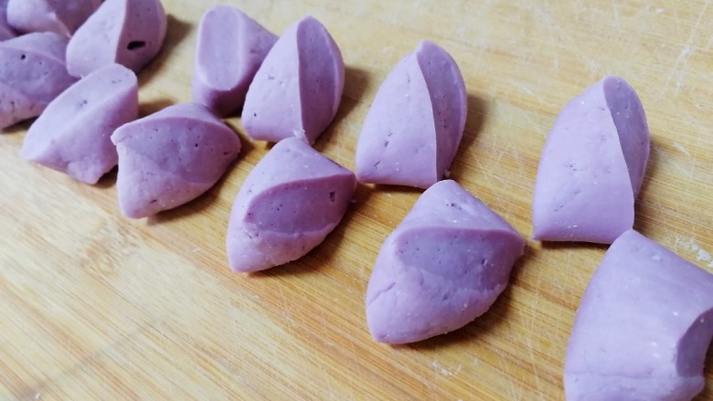 紫薯玫瑰花馒头,切成等份面剂。（比饺子面剂大一点）