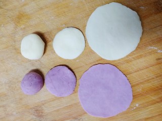 紫薯玫瑰花馒头,压扁，擀成薄厚均匀的圆片。
