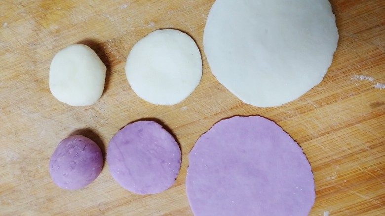 紫薯玫瑰花馒头,压扁，擀成薄厚均匀的圆片。