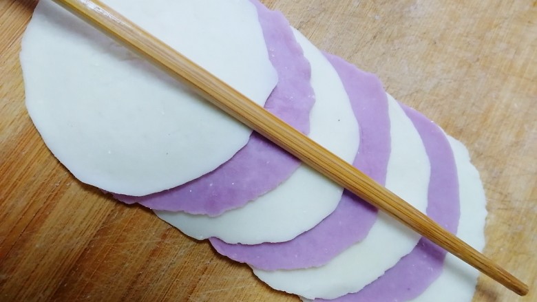 紫薯玫瑰花馒头,7个圆片颜色错开叠加放在一起，一个筷子中间压实。